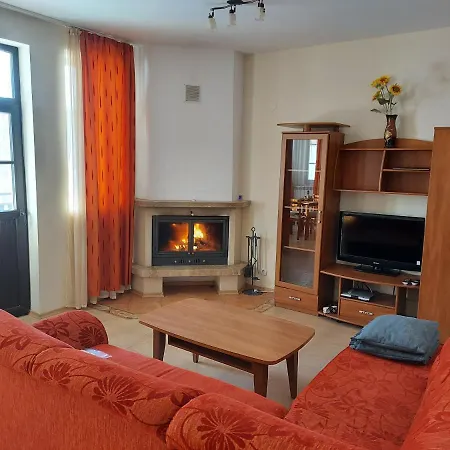 Three-bedroom In The Beautiful Pinerose