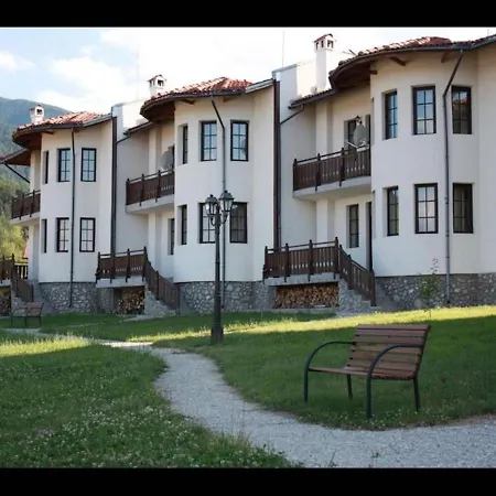 Three-bedroom In The Beautiful Pinerose Бансько